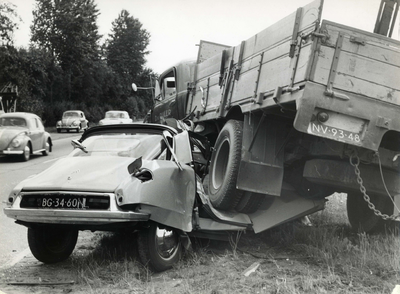 406539 Afbeelding van een verkeersongeval met een vrachtwagen van transportbedrijf D. van Ruler en een Citroën DS in de ...